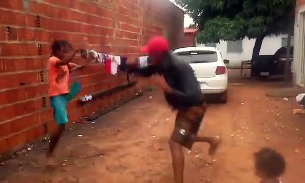 Amputé d'une jambe, il réalise une belle démonstration de capoeira