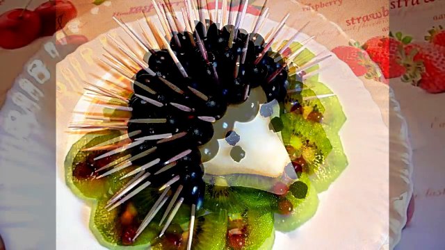 Ежик из груши и винограда. Украшения из фруктов. Decoration of fruits. Hedgehog of pears and grapes