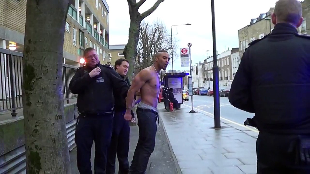 Un mec urine pendant son arrestation... DINGUE  !!