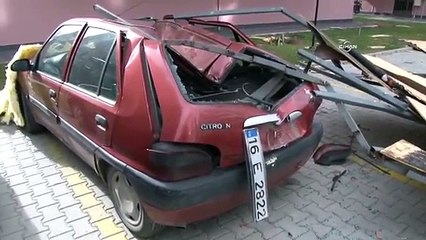 Çatının araçların üzerine düşmesi kamerada