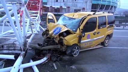 Timsah Arena'nın vinci taksinin üzerine devrildi