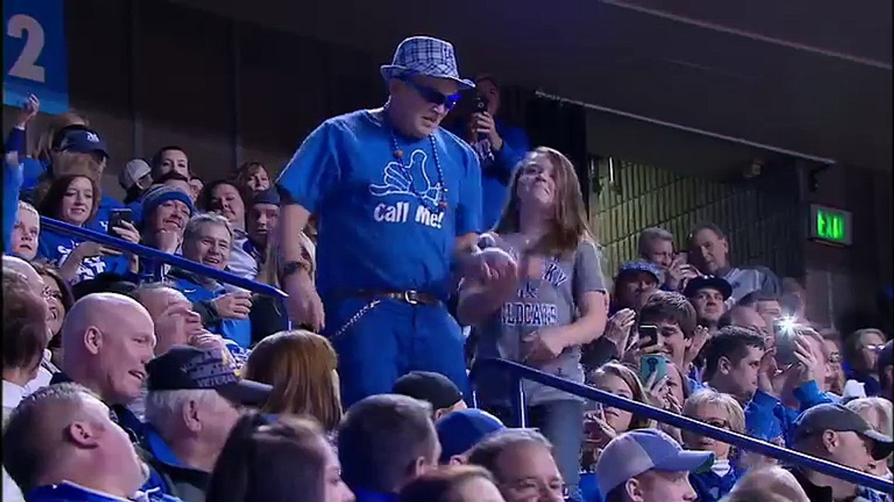 Cette jeune fille doit regretter d'avoir dansé avec un fan trop enthousiaste