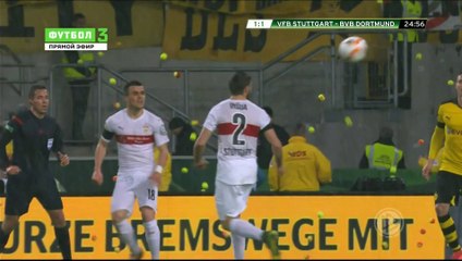 Les fans du Borussia Dortmund balancent des balles de tennis sur le terrain!