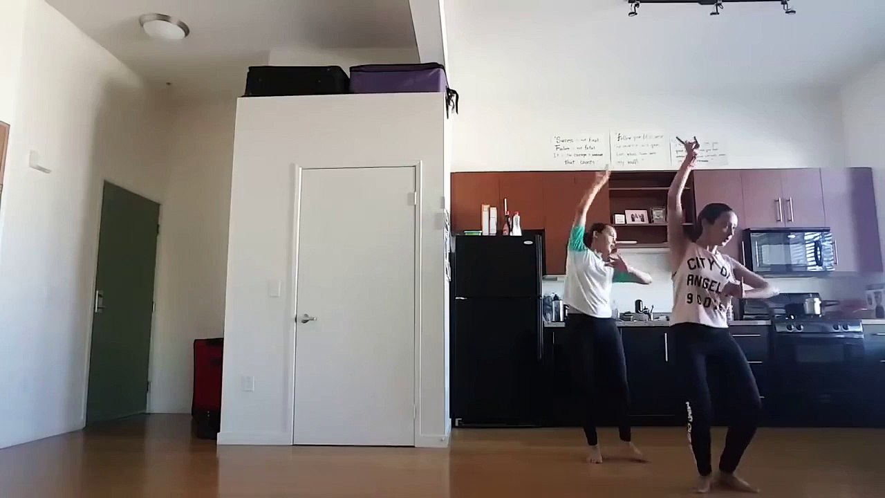 Deux gamines dansent dans une synchronisation quasi-parfaite