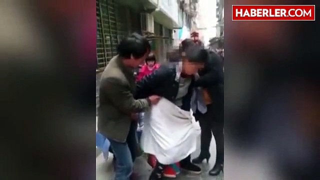 Kaldırımda, Ayakta Doğum Yaptı..