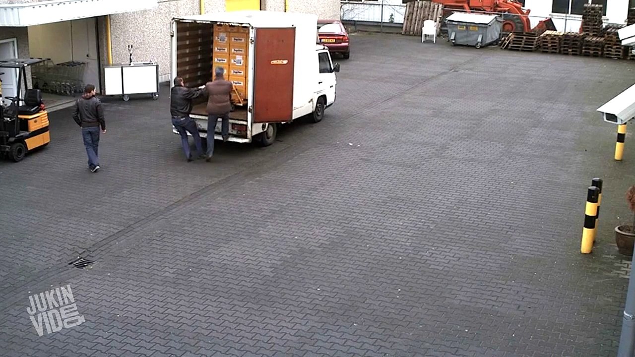 Kasa Kasa Biraları Saniyeler İçinde Yerle Bir Eden Yetenekli Abilerimiz