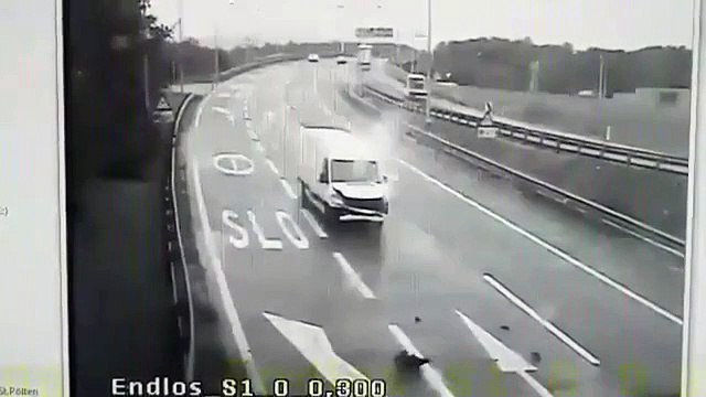 Kaza Yapan Kamyonetin İçinden Çıkanları Görünce Yuhh Bee Diyeceksiniz!