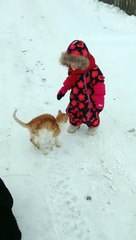 Kendini Sevdirmek İçin Ufaklığı Yere Seren Kurnaz Kedi