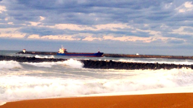 Un Bateau fuit l'arrivée de la Tempete Imogen / Ruzica rentre au Port de Bayonne (Anglet 2016-02-08 17h32) video n°4