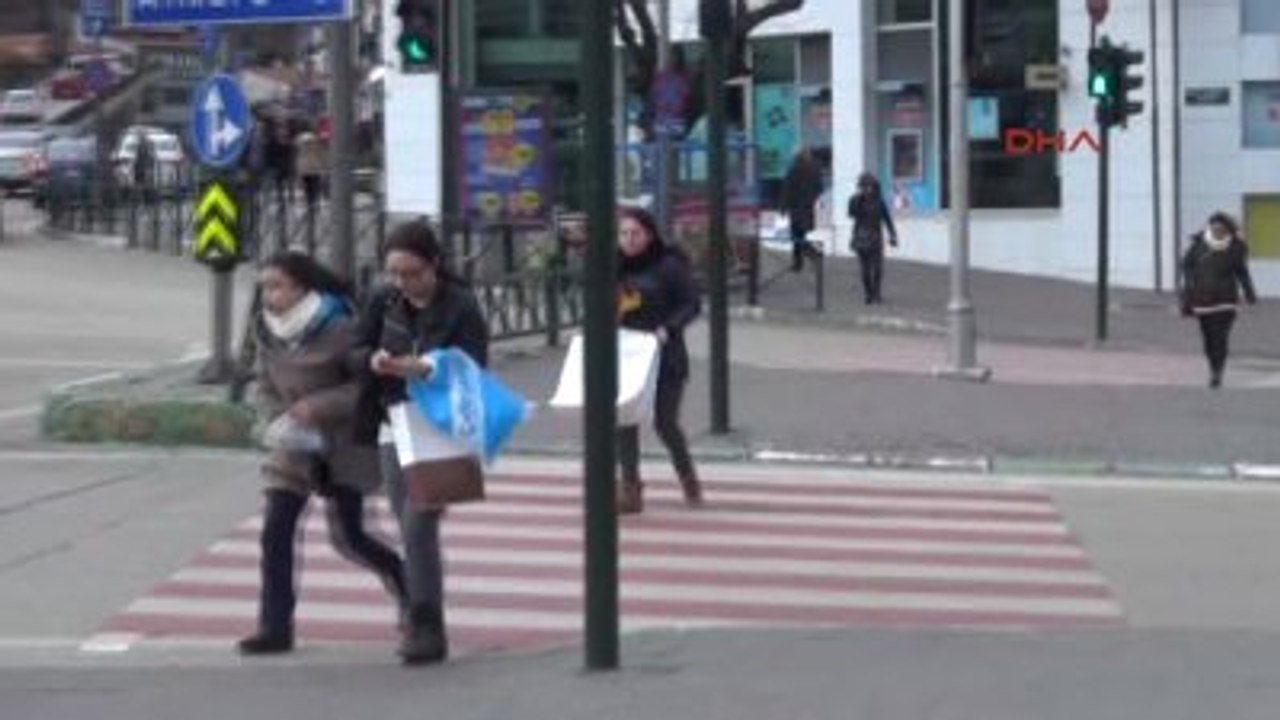 Bursa'da Lodos 73 Kilometre Hızla Esti