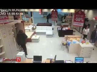 Stand görevlisi hırsızı yere serdi