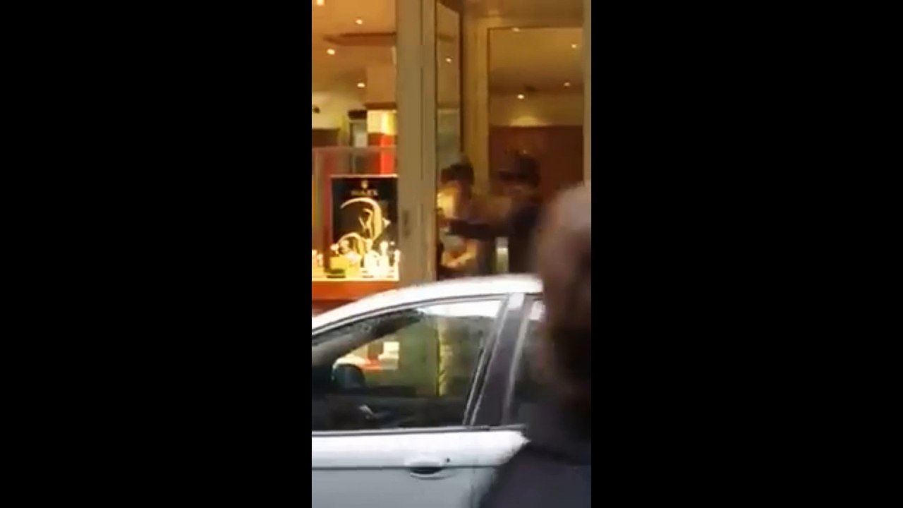 Deux braqueurs restent bloqués dans le sas d'une bijouterie