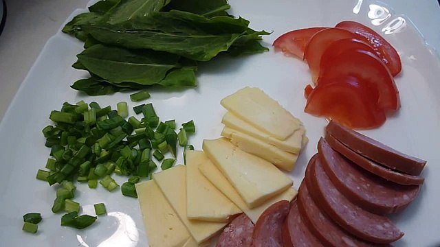 Конвертики из лаваша с сыром, колбасой, зеленью и помидорами