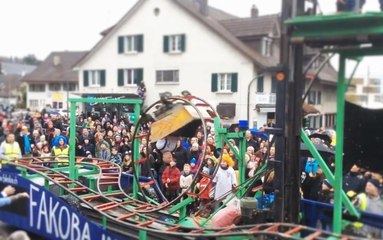 Insolite : Il fait un looping en montagne russe sur un char de carnaval