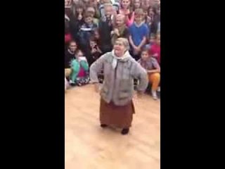 Бабушка танцует брейк)))