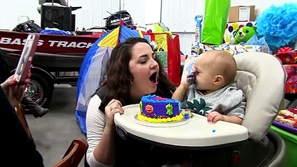 Baby shows middle finger to his mother... Ahahah