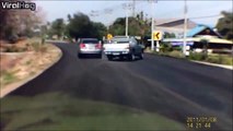 Accident impressionnant en essayant d'éviter une voiture qui pile à cause d'un chien