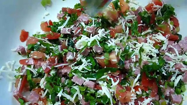 Лаваш с помидором,колбасой, сыром и зеленью