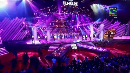 Old Women Came on Stage During Salman Khan's Performance