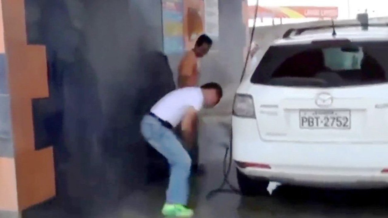 Regis nettoie sa voiture dans une station de lavage auto