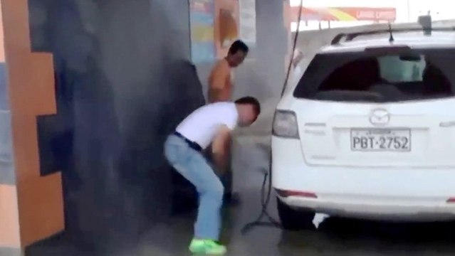 Regis nettoie sa voiture dans une station de lavage auto