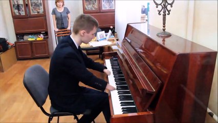 Un adolescent sans main joue du piano avec beaucoup de talent