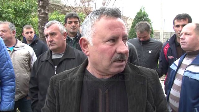 Lushnje, banorët protestojnë për rrugë, kanalizime dhe pastrim - Top Channel Albania - News - Lajme