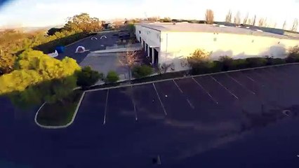 Course de drones dans un entrepôt (POV)