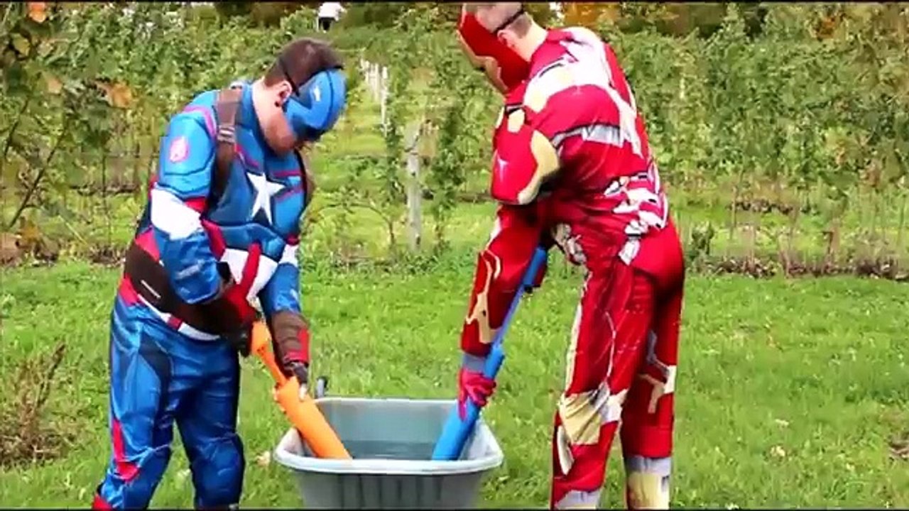 Đồ chơi trẻ em! Siêu nhân đấu súng nước giành kẹo M&M's Candy Dispenser (FULL HD)