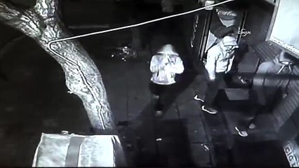 Marketi soyamayan hırsızlar meyveleri çaldı