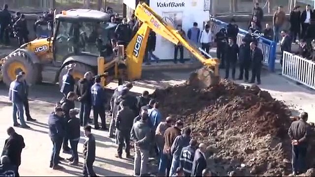 Diyarbakır’da kriz büyüyor: Belediye, DEDAŞ’ın önüne hendek kazdı