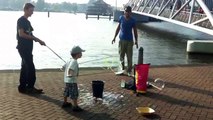 Making soap bubbles in Amsterdam/ Bellen blazen op de kade van Amsterdam