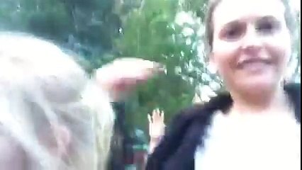 Les premières montagnes russes pour cette jeune fille !
