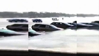 Ils ont garé leurs voitures sur un lac gelé...mauvaise idée !