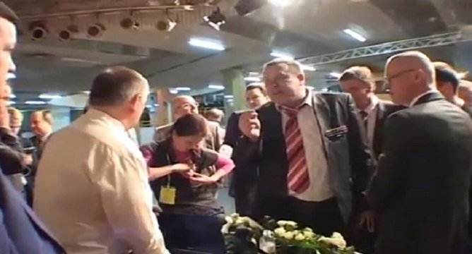 Une femme règle une envie pressante devant des hommes