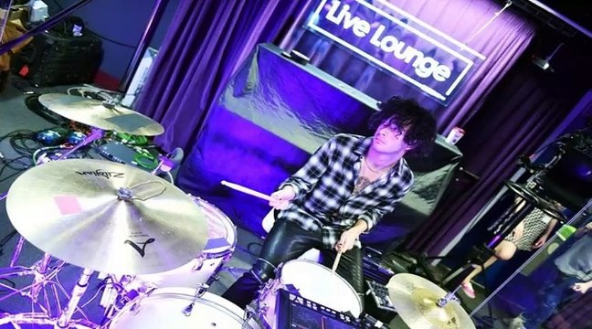 The 1975 cover Sorry by Justin Bieber on BBC Radio 1 Live Lounge