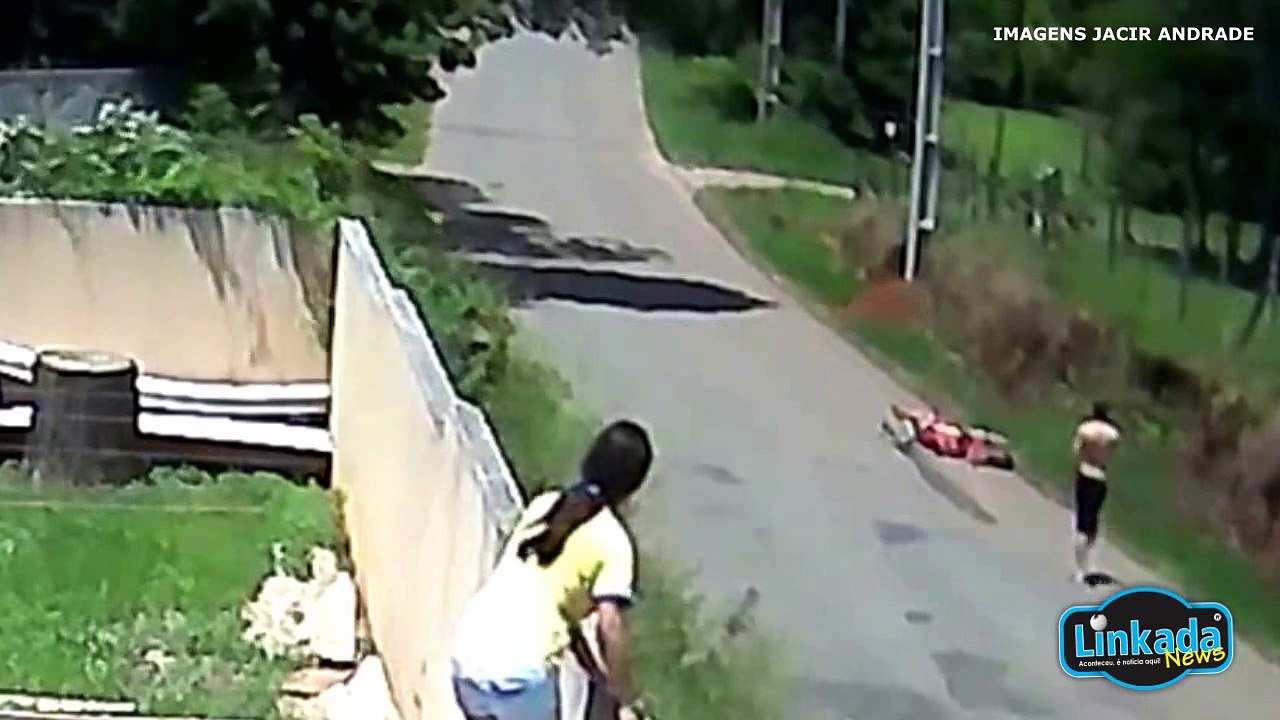 pregnant-woman-falls-from-a-bike-gets-knocked-out