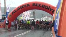 Türkiye Bisiklet Şampiyonası 1'inci Ayak Puanlı Yol Yarışları Alanya'da Başladı
