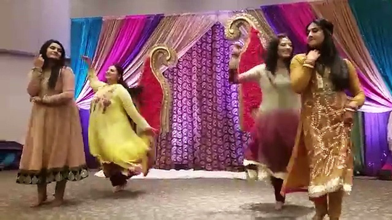 Pakistan Mehendi dance, amazing performance.