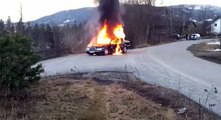 Pompiers VS voiture folle en feu. Dingue...