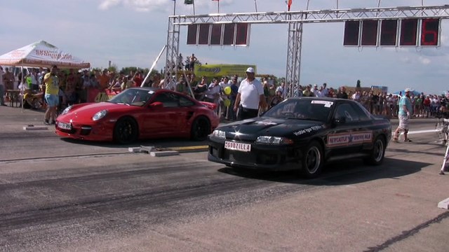 Nissan Skyline R32 GT-R Godzilla Vs. Porsche 997 Turbo