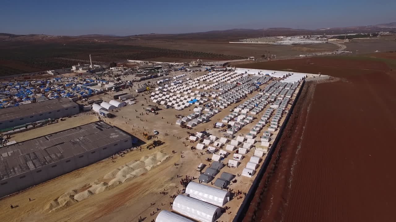 Syrians Flee Aleppo to Huge Refugee Camp near Turkish Border