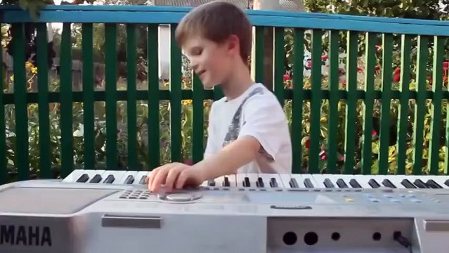 ЛАСКОВЫЙ МАЙ ЖИВ ! ВОТ ОН ! В ЛИЦЕ СЛЕПОГО МАЛЬЧИКА Маленький талант из Крыма