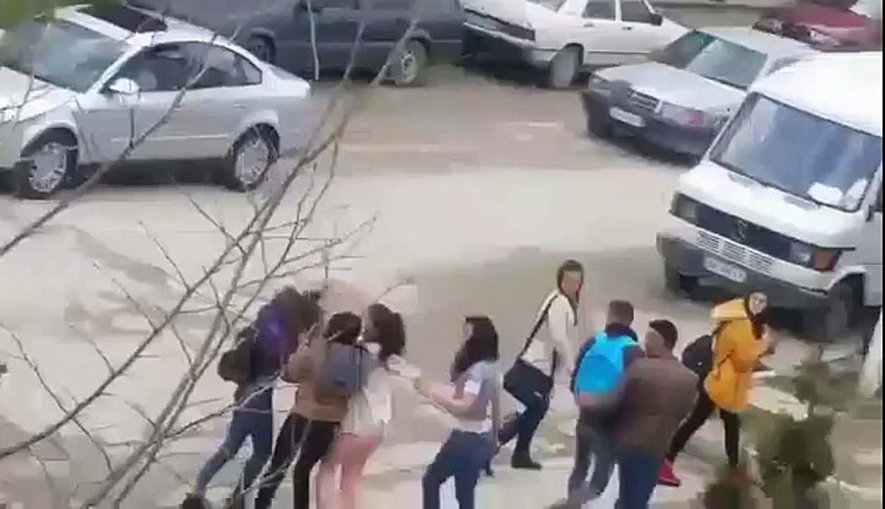 Sherr vajzash në Fier