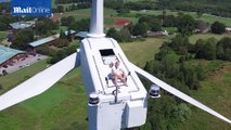Drone apanha homem a tomar banho de sol numa turbina eólica de 60 metros de altura