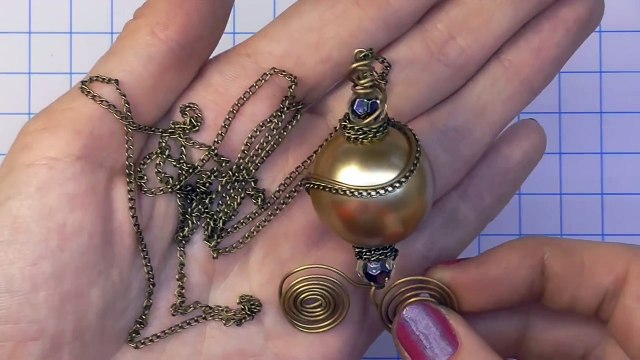 Необычный кулон из проволоки