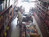 بالفيديو شاهد الطريقة التي استعملها هؤلاء الشباب في سرقة صاحبة متجر