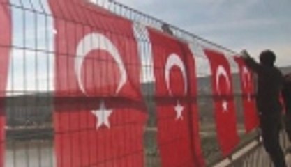 Dicle Köprüsü üzerine Türk bayrakları asıldı