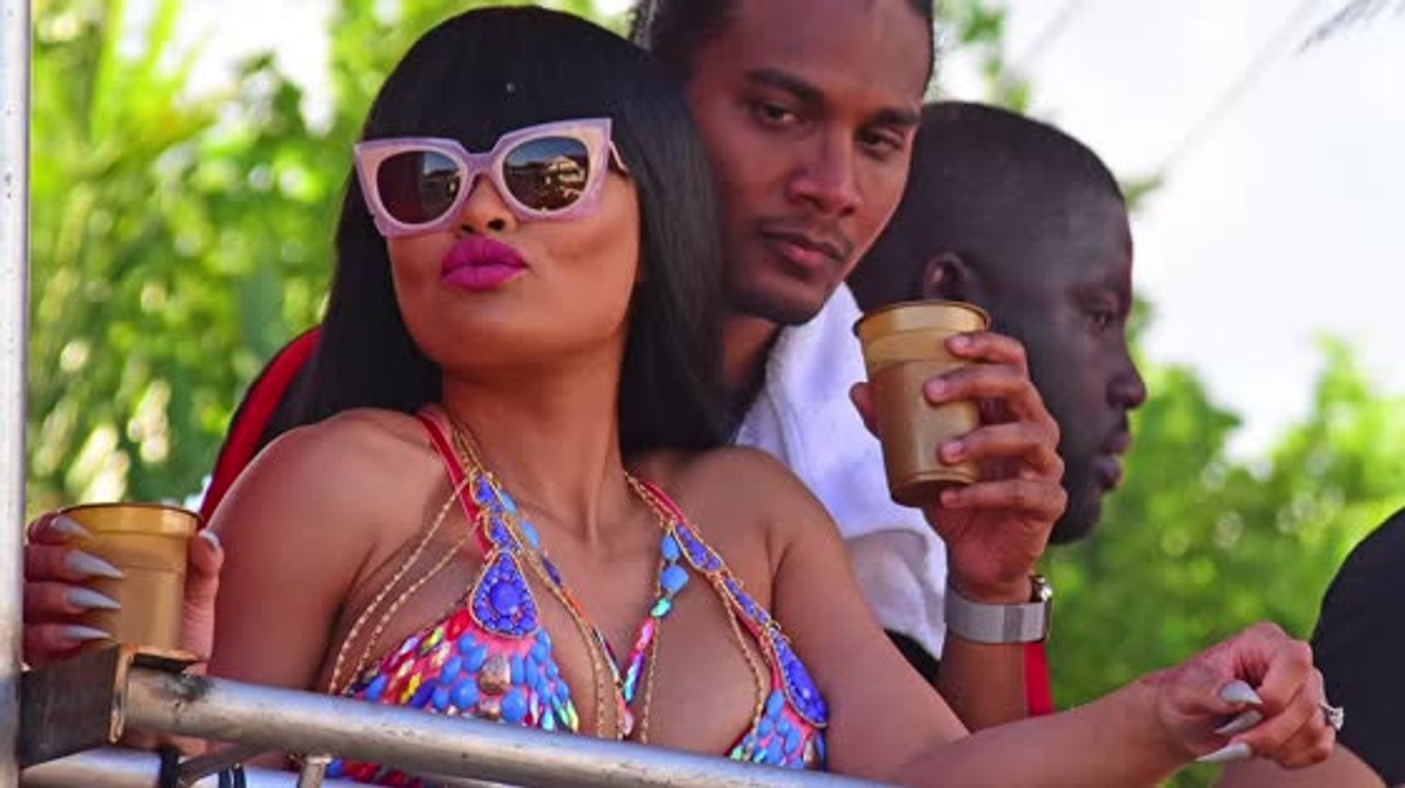 Blac Chyna Shakes Butt, Cozies Up to Mystery Guy at Carnival