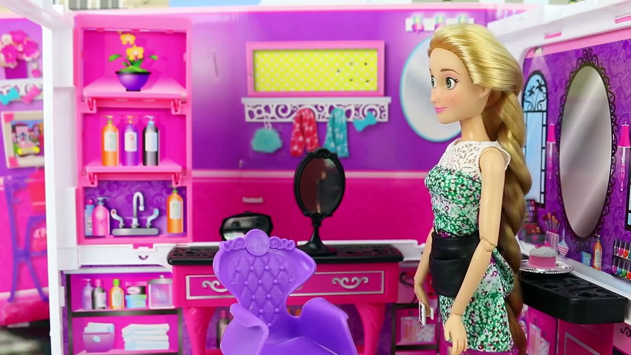 Elsa is Rescued by Anna from Mother Gothel Switching Places. DisneyToysFan